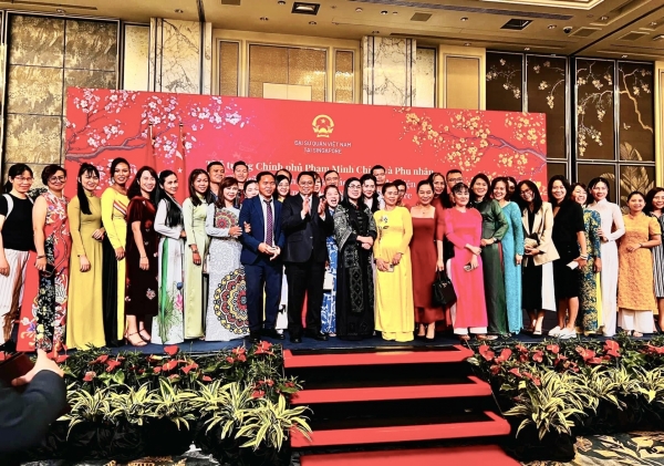 Prime Minister Pham Minh Chinh visits Vietnamese community in Singapore - Vimarsana News
