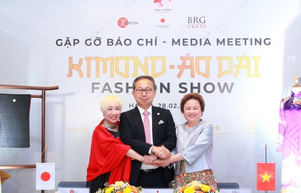 Admire Japanese Junihitoe royal kimonos at Kimono-Ao Dai Fashion Show - Vimarsana News