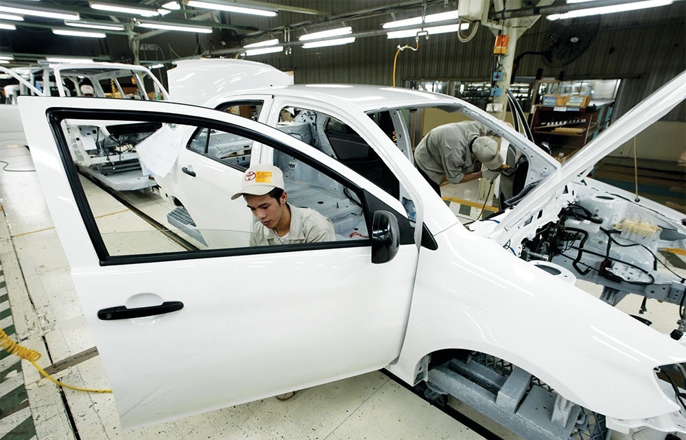 Auto makers project bumpy years ahead