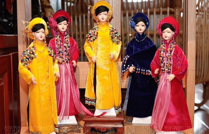 Making ethnic minority costumes for dolls