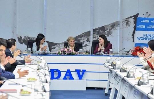Former Chilean leader talks about gender equality with Vietnamese diplomats, students