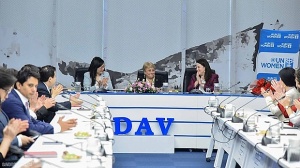 Former Chilean leader talks about gender equality with Vietnamese diplomats, students