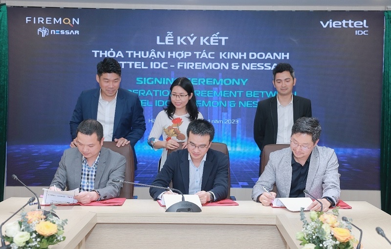 Representatives of Nessar - FireMon - Viettel IDC sign a three-party business cooperation agreement.