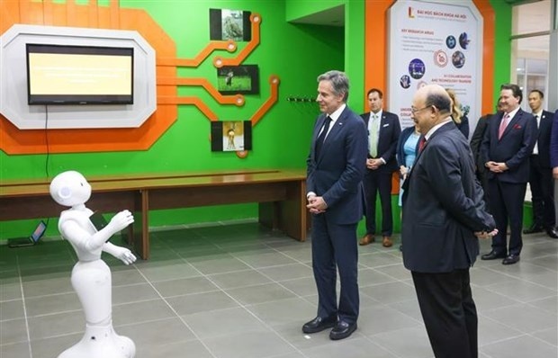 US Secretary of State visits AI-powered projects at Hanoi university
