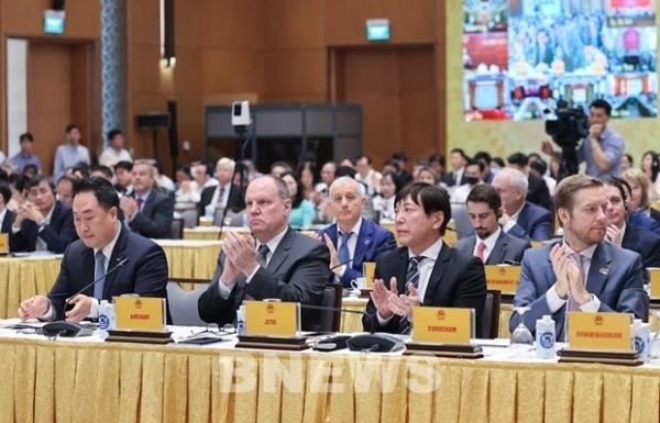 Three foreign groups plan to pour 3.7 billion USD into Vietnam - Vimarsana News