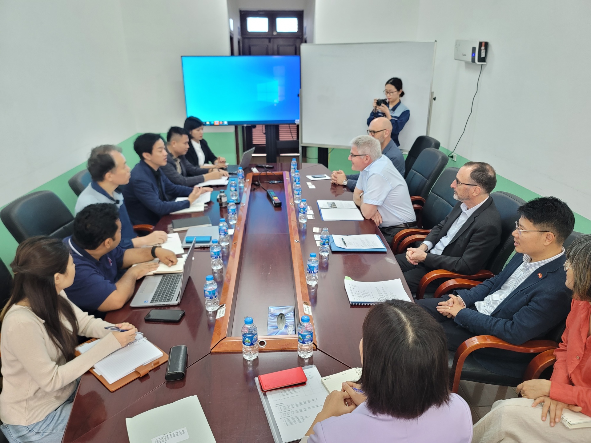 Swiss agriculture minister visits Vietnamese spice exporters