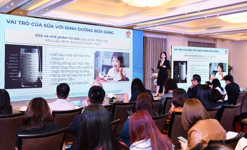 Dr. Nguyen Thu Ha, a researcher from the Department of Micronutrients under the National Institute of Nutrition made a presentation on micronutrients at the symposium