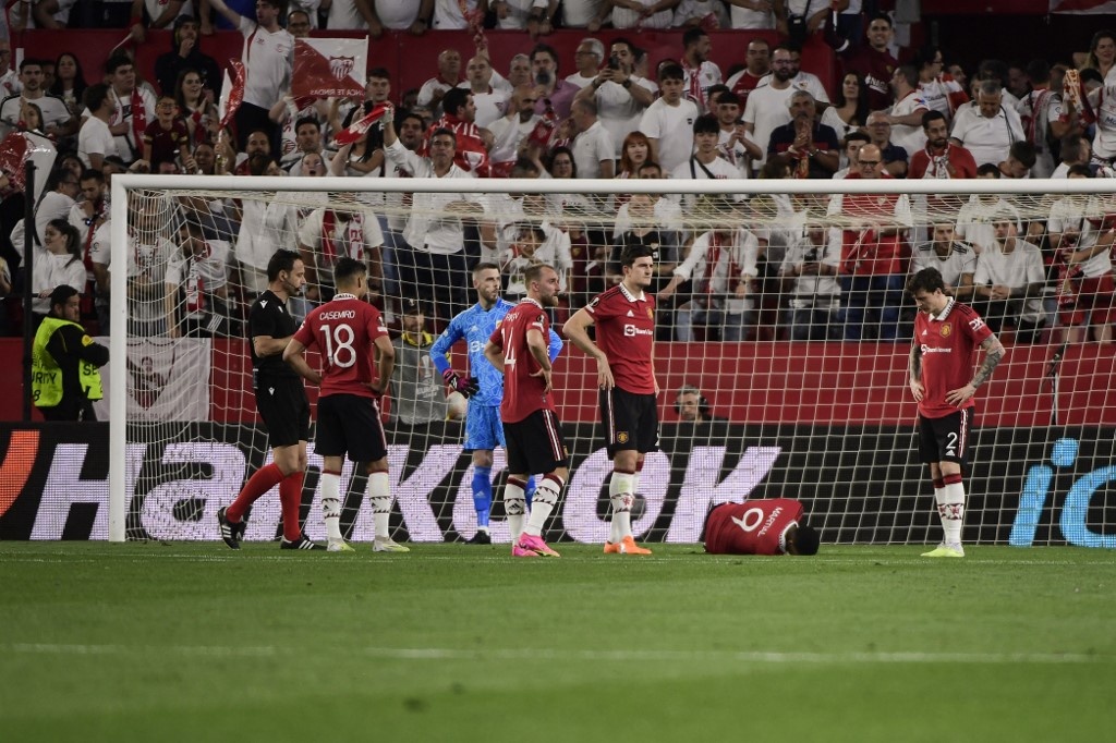 Manchester United's players react after conceding a second goal during the UEFA Europa league quarter final second Leg football match between Sevilla and Manchester United at the Ramon Sanchez-Pizjuan stadium in Seville on April 20, 2023. CRISTINA QUICLER / AFP