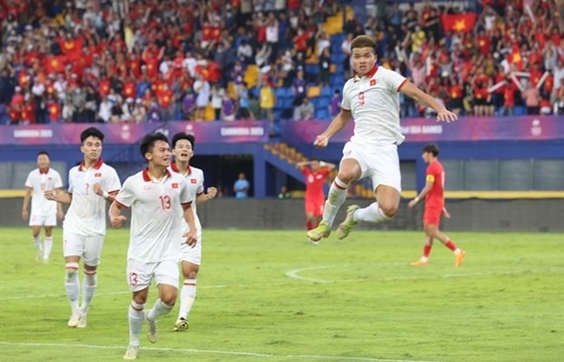 Vietnam men"s football team defeat Singapore