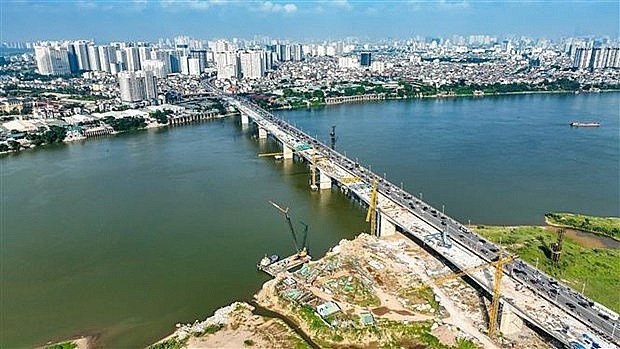 Phase 2 completes as main sections of Vinh Tuy Bridge 2 joined | Society | Vietnam+ (VietnamPlus)