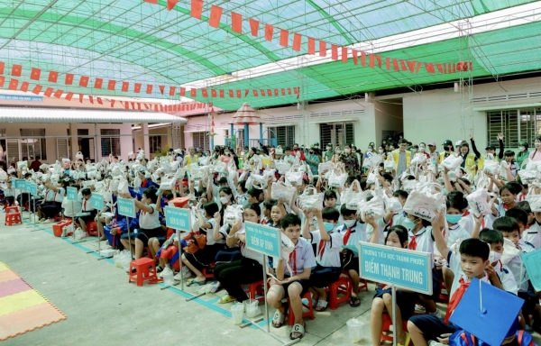 CapitaLand Development distributes school essentials to 1,400 students - Vimarsana News