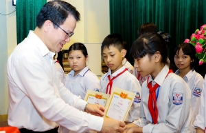 The Charity Scholarship Award Ceremony was held by VIR in Ha Tinh and Nghe An provinces