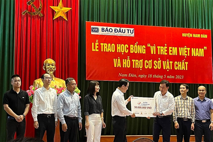 The Charity Scholarship Award Ceremony was held by VIR in Ha Tinh and Nghe An provinces