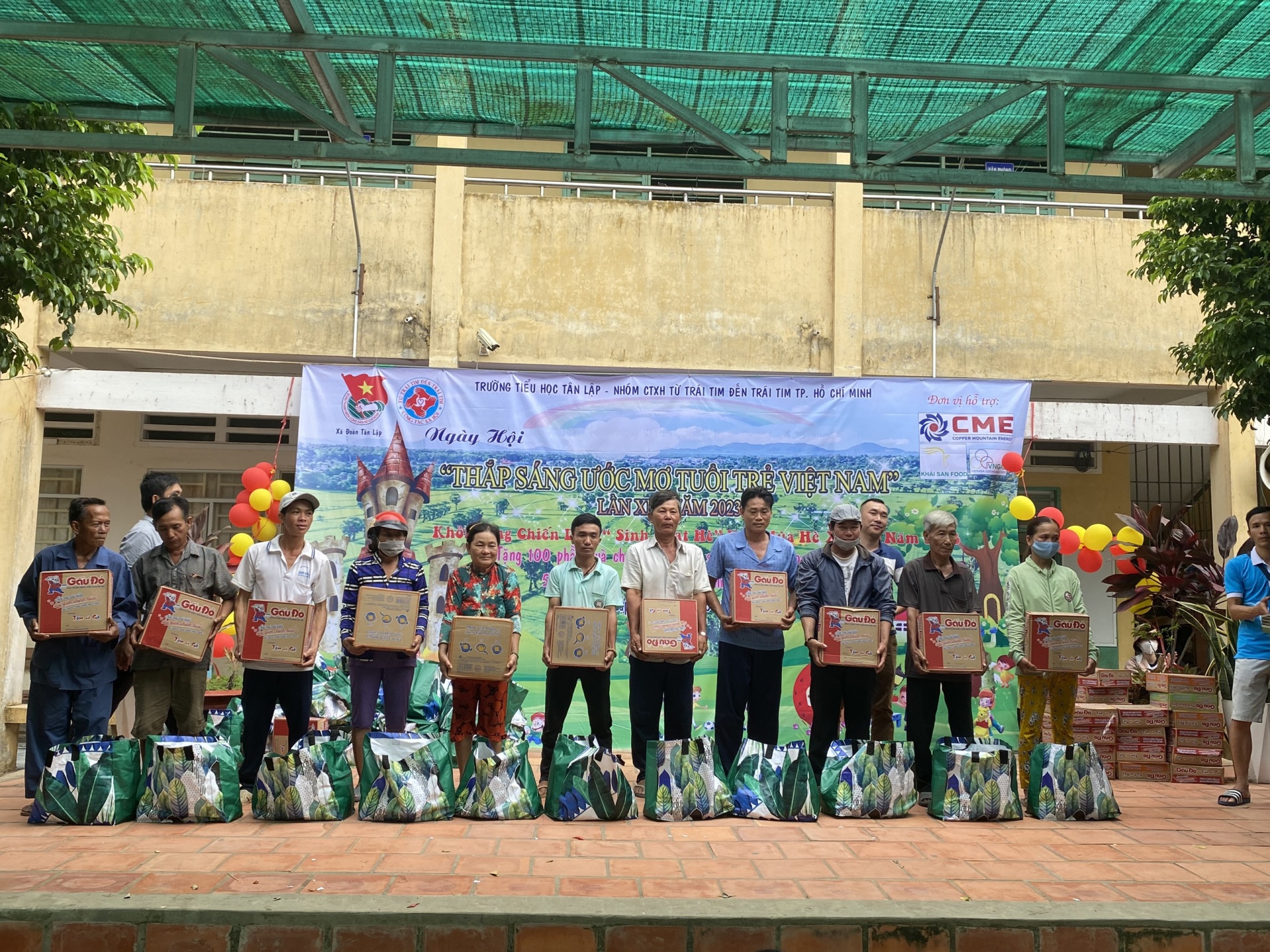 CME Solar offers scholarships to poor students in Tinh Bien