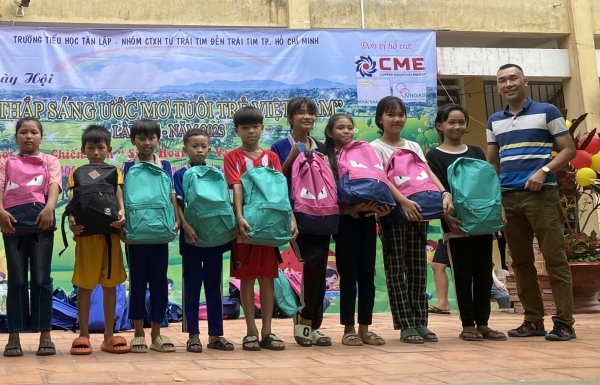 CME Solar offers scholarships to poor students in Tinh Bien - Vimarsana News