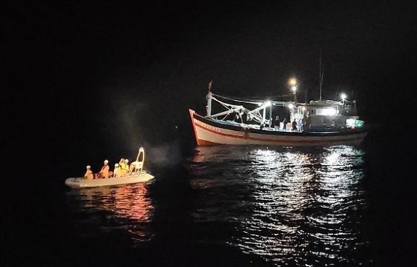 Crewmember in distress safely brought ashore for treatment - Vimarsana News