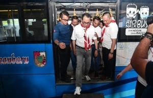 Indonesia urges people to use public transport to protect environment