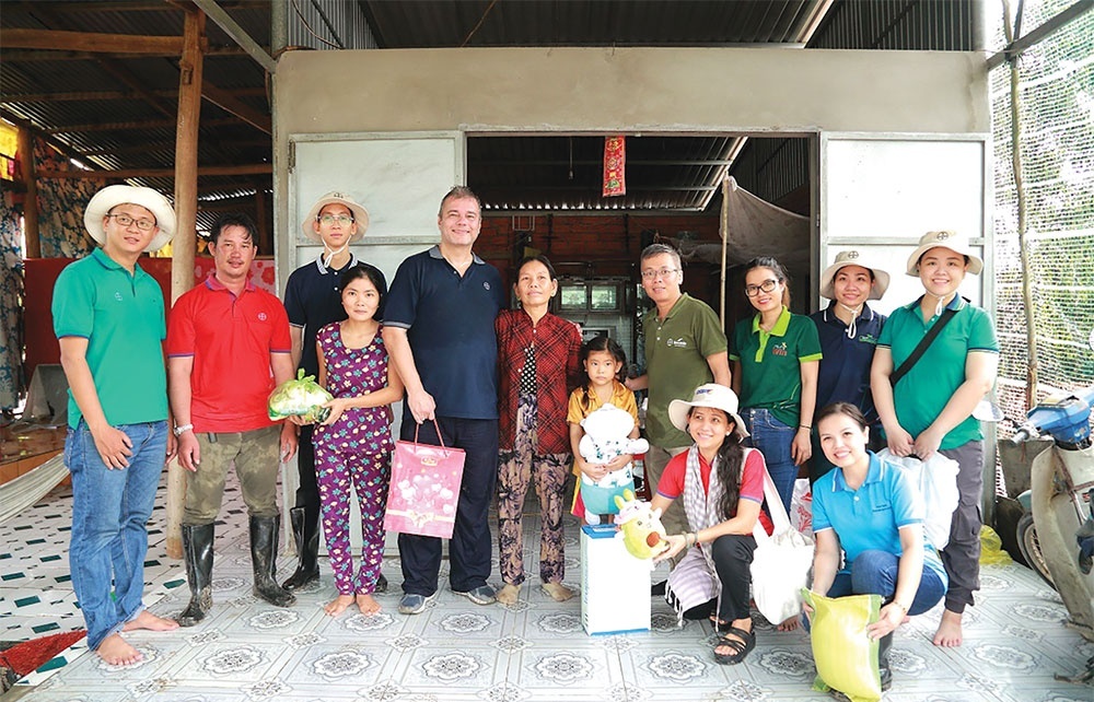 bayer vietnam employees take up community work