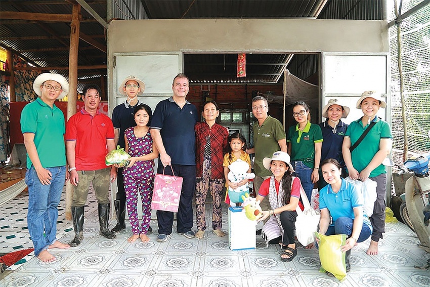 Bayer Vietnam employees take up community work