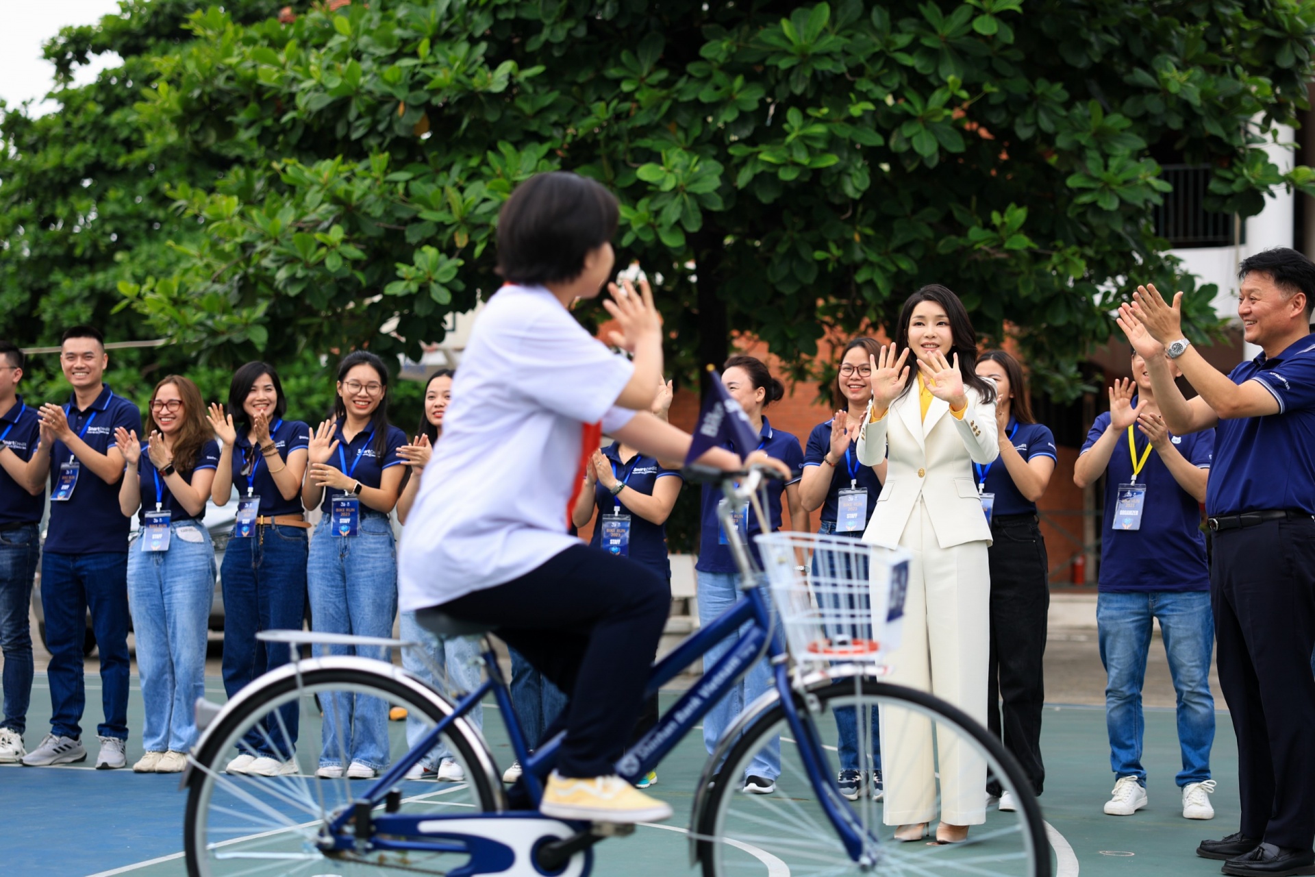 Shinhan Bank Vietnam organised “Bike Run” event to present bicycles and scholarships to students at SOS Children’s Village Vietnam, attended by the First Lady of the Republic Korea