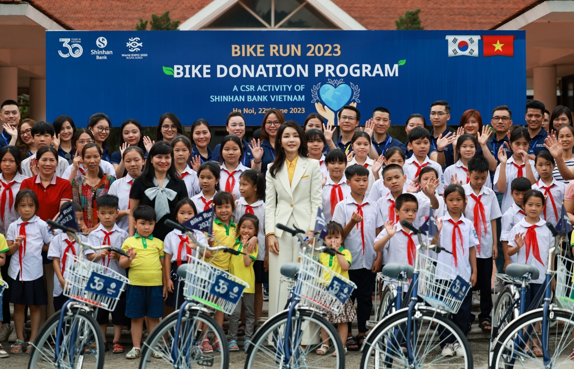 Shinhan Bank Vietnam organised “Bike Run” event to present bicycles and scholarships to students at SOS Children’s Village Vietnam, attended by the First Lady of the Republic Korea