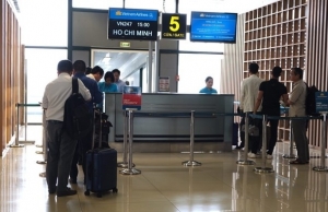 Vietnam Airlines notifies passengers of departure gates via messages at three airports
