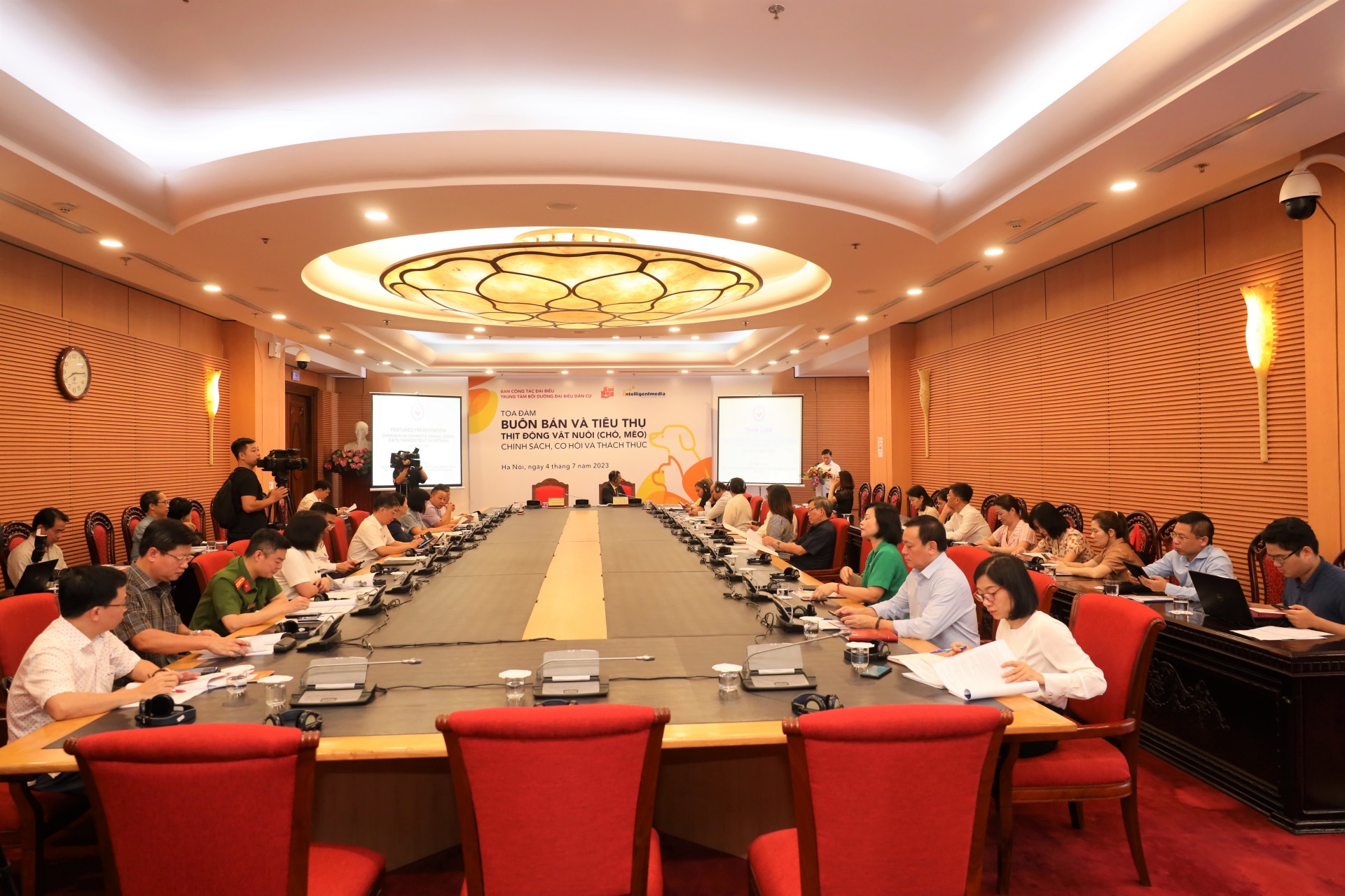 Today’s discussions encourage a more comprehensive understanding of the existing situation of the dog and cat meat trade in Vietnam, the efforts of various authorities and ministries on pet management, associated legal frameworks, and communication attempts. 