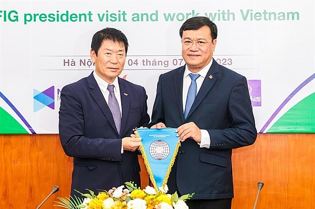 FIG chairman commits to support for Vietnamese gymnastics