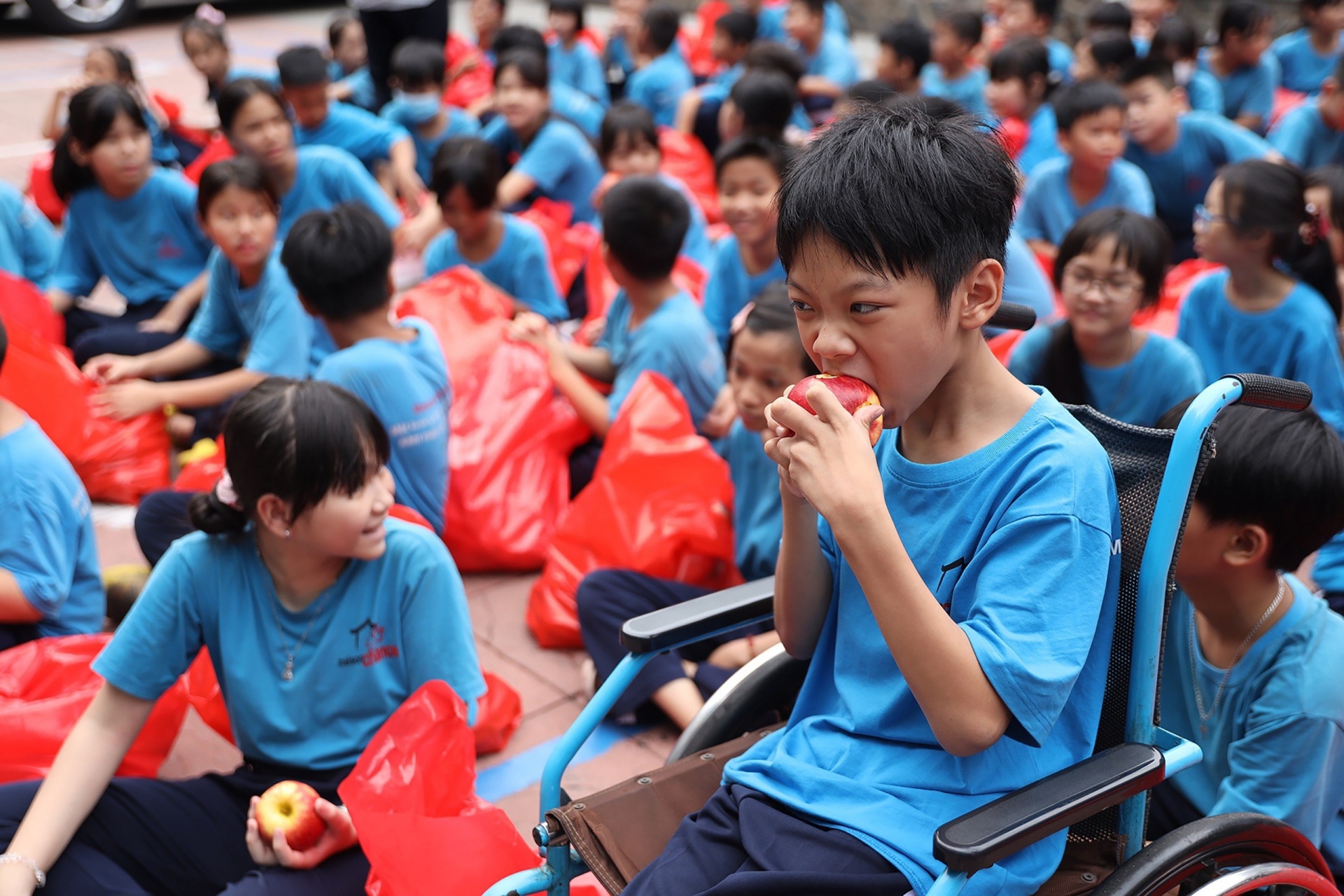 Companies from New Zealand donate fruit and milk to vulnerable children in Vietnam