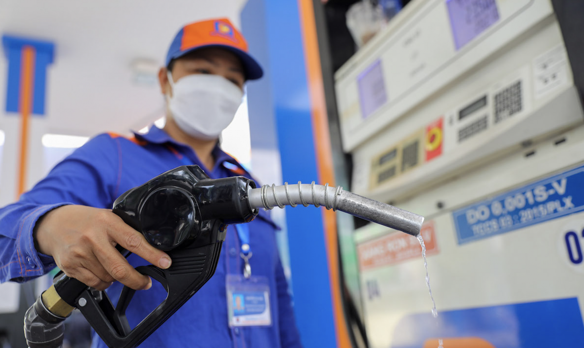 Vietnam slashes taxes on petrol imports