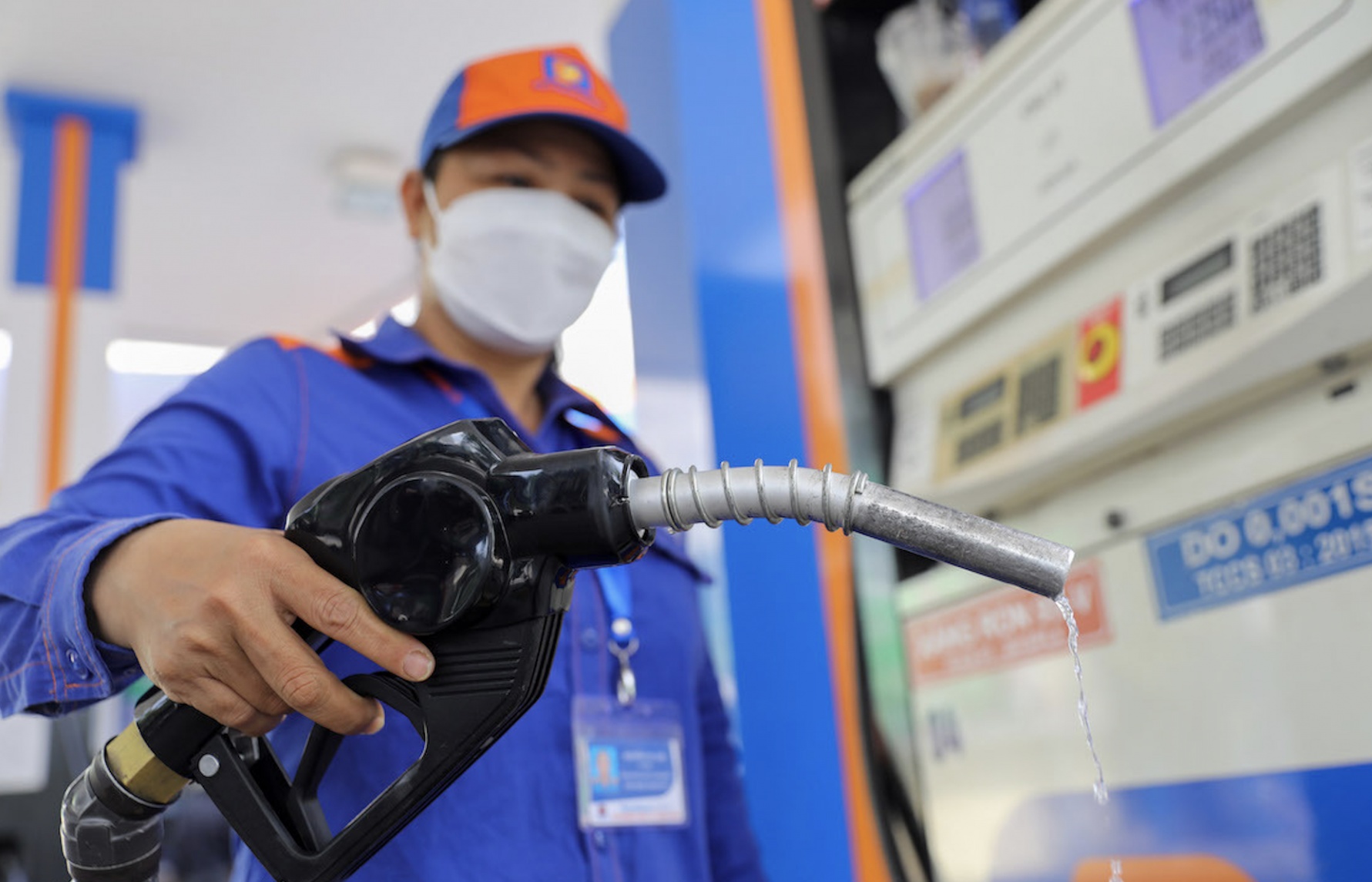 Vietnam slashes taxes on petrol imports