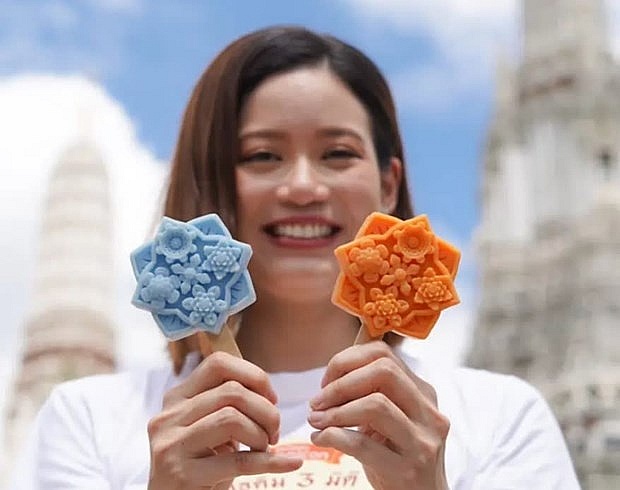 Tourists dazzled by ice cream inspired by Thai temple tiles | World | Vietnam+ (VietnamPlus)
