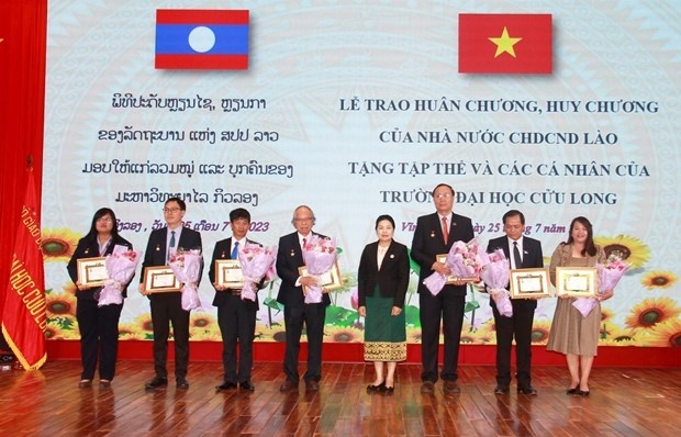 Vietnamese university honoured for supporting human resource development in Laos
