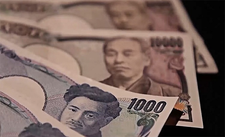 Yen swings after Bank of Japan policy tweak, Asian equities mixed