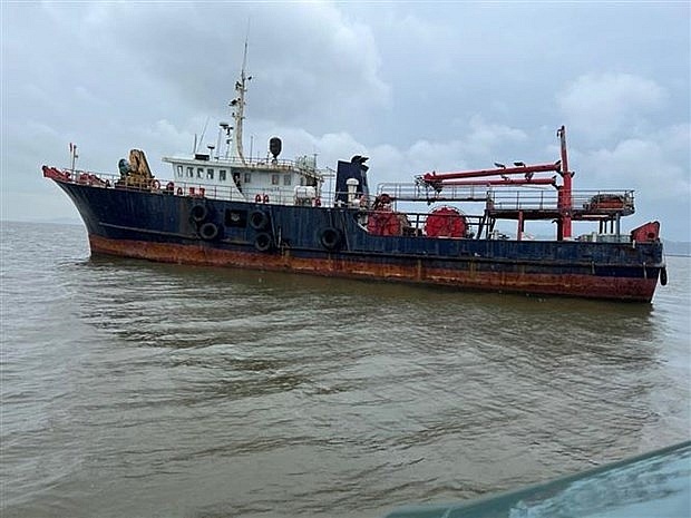 Hai Phong saves seven sailors on aground Hong Kong vessel | Society | Vietnam+ (VietnamPlus)