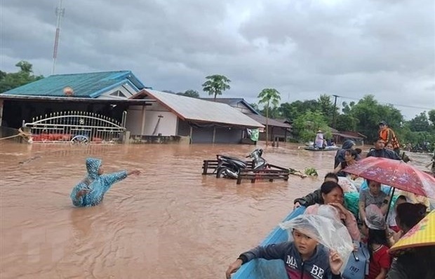 Laos continues to searching for Vietnamese driver missing in landslide