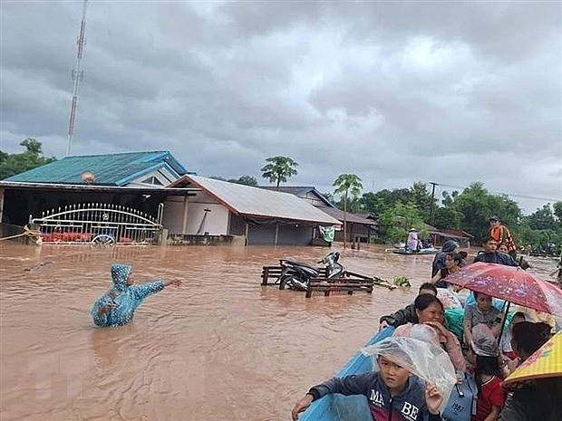 Laos continues to searching for Vietnamese driver missing in landslide | World | Vietnam+ (VietnamPlus)