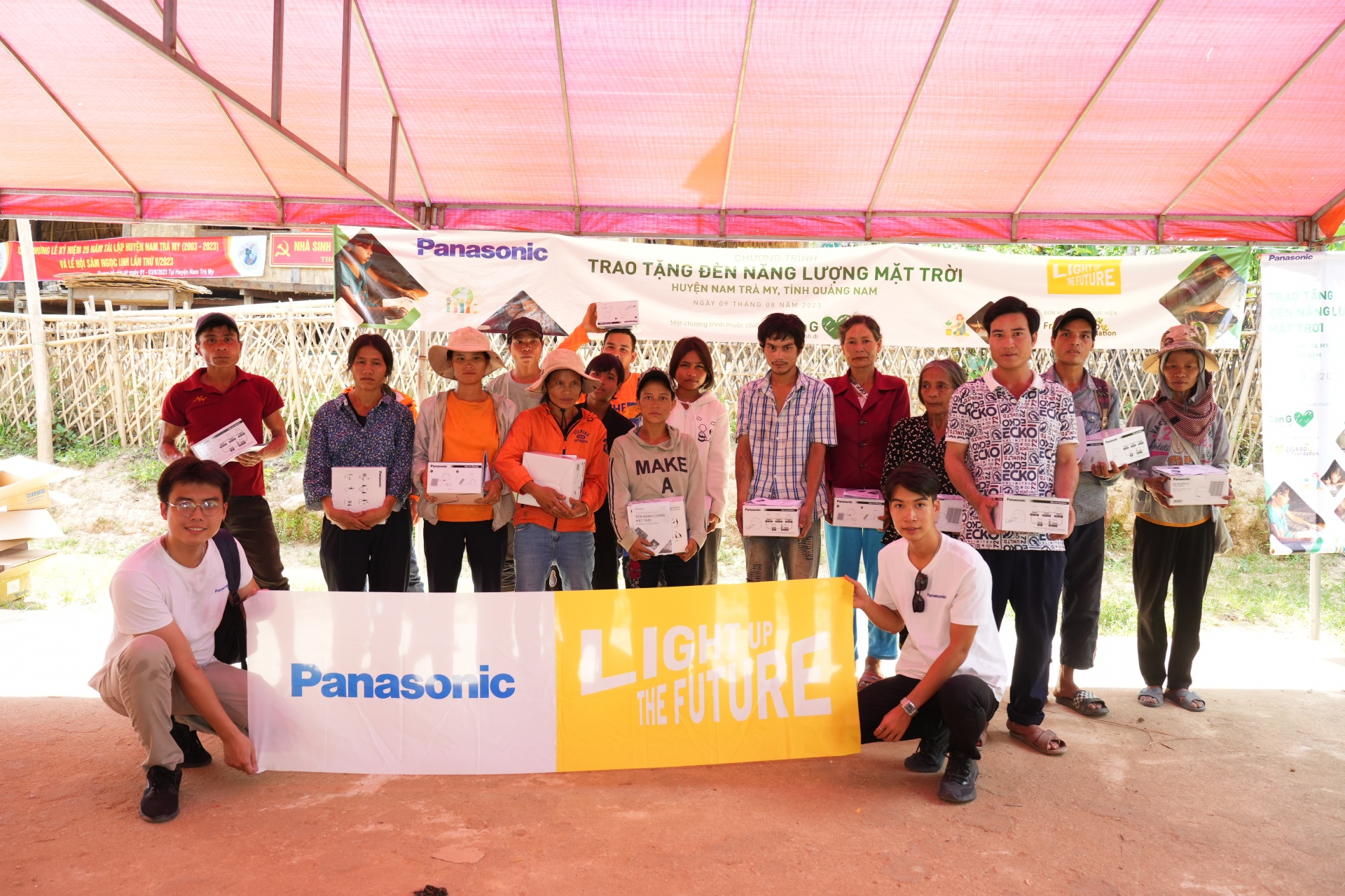 Panasonic brings light to over 300 disadvantaged households in Quang Nam
