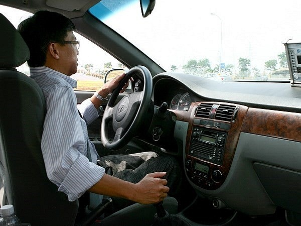 Transport ministry proposes banning driving more than 3 hours at night | Society | Vietnam+ (VietnamPlus)