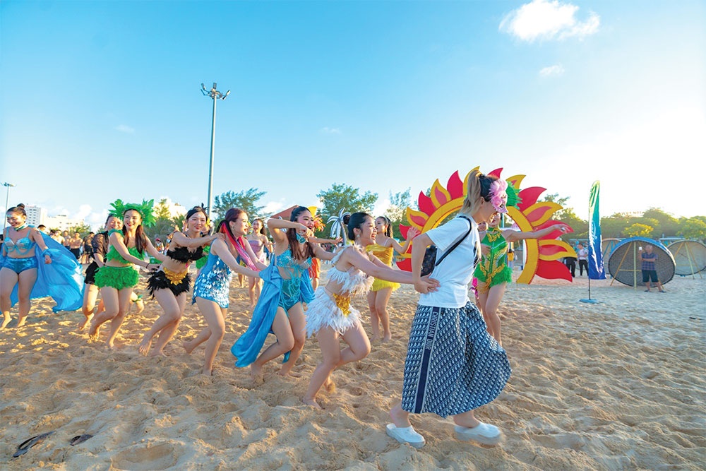 Huda Beach Carnival brings both colour and sparkle