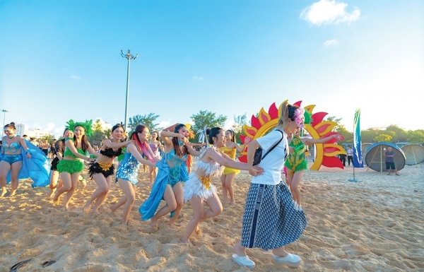 Huda Beach Carnival brings both colour and sparkle - Vimarsana News