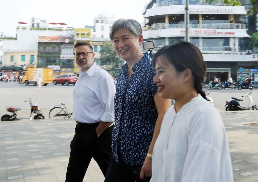 Australian Foreign Minister enjoying autumn in Hanoi
