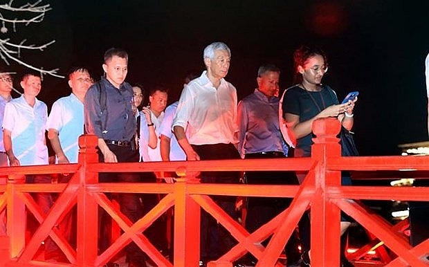 Singaporean PM strolling Hanoi streets, trying local food | Society | Vietnam+ (VietnamPlus)