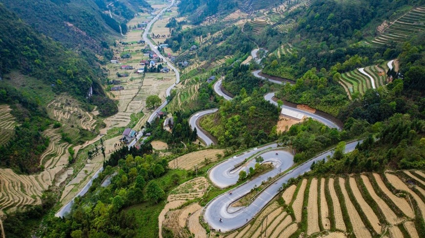 “Happiness Road” in Ha Giang Karst Plateau