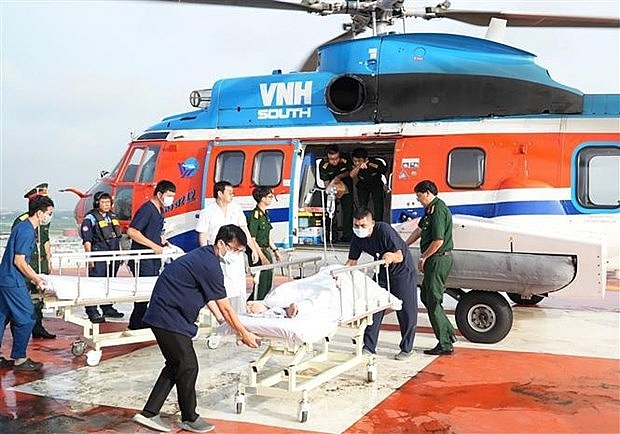 Fishermen in distress in Truong Sa brought to mainland for treatment | Society | Vietnam+ (VietnamPlus)