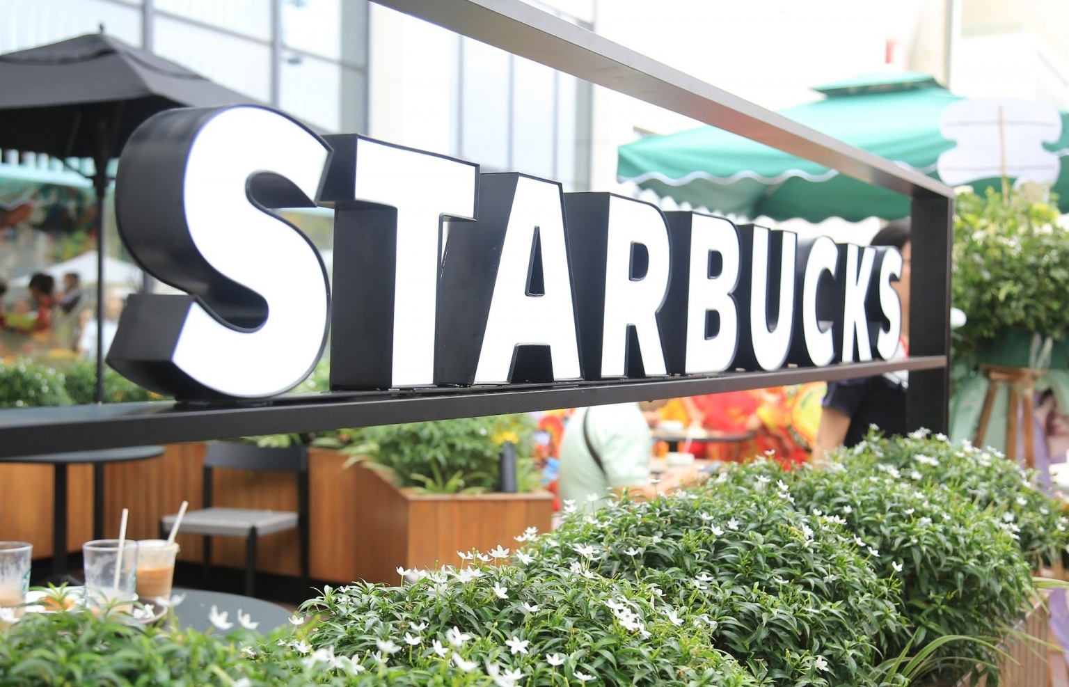 Starbucks crosses 100-store mark in Vietnam