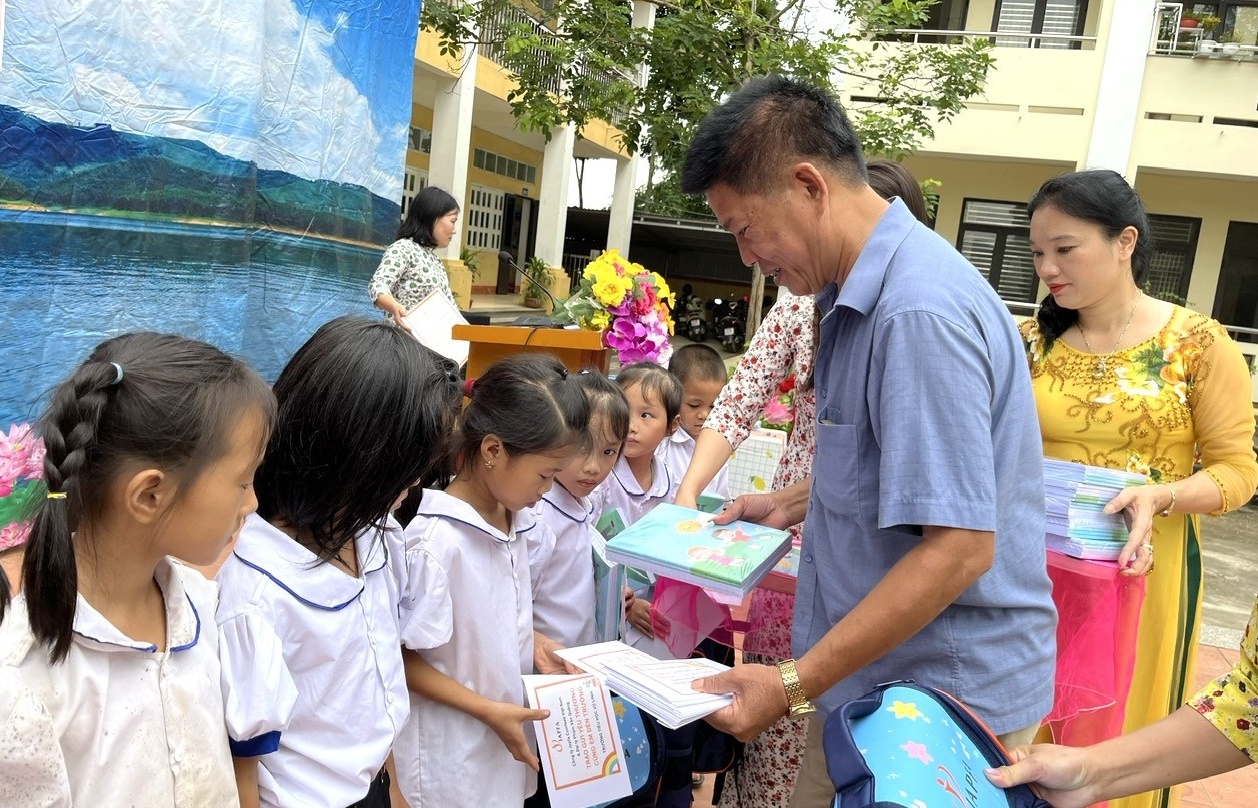 Japfa Vietnam accompanies children to schools