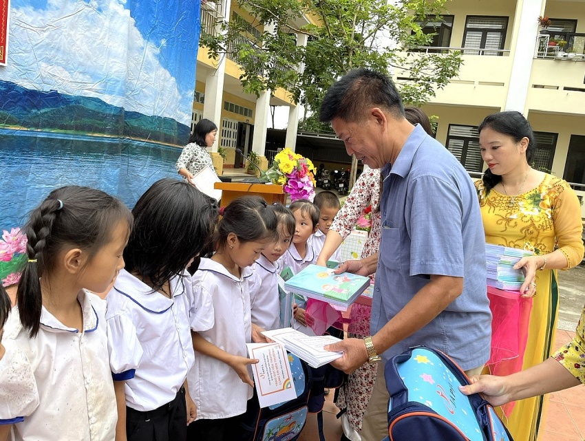 Japfa Vietnam accompanies children to schools