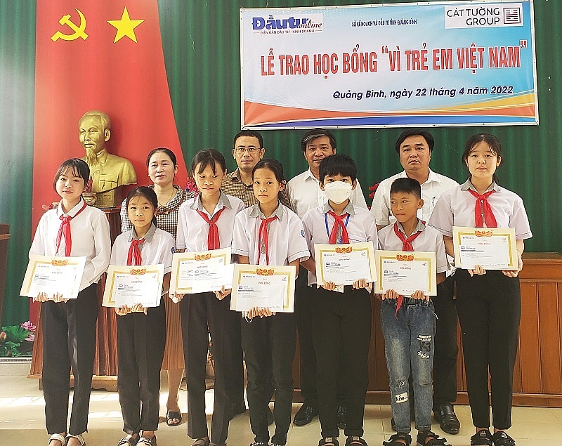 Quang Binh students gain scholarships from VIR