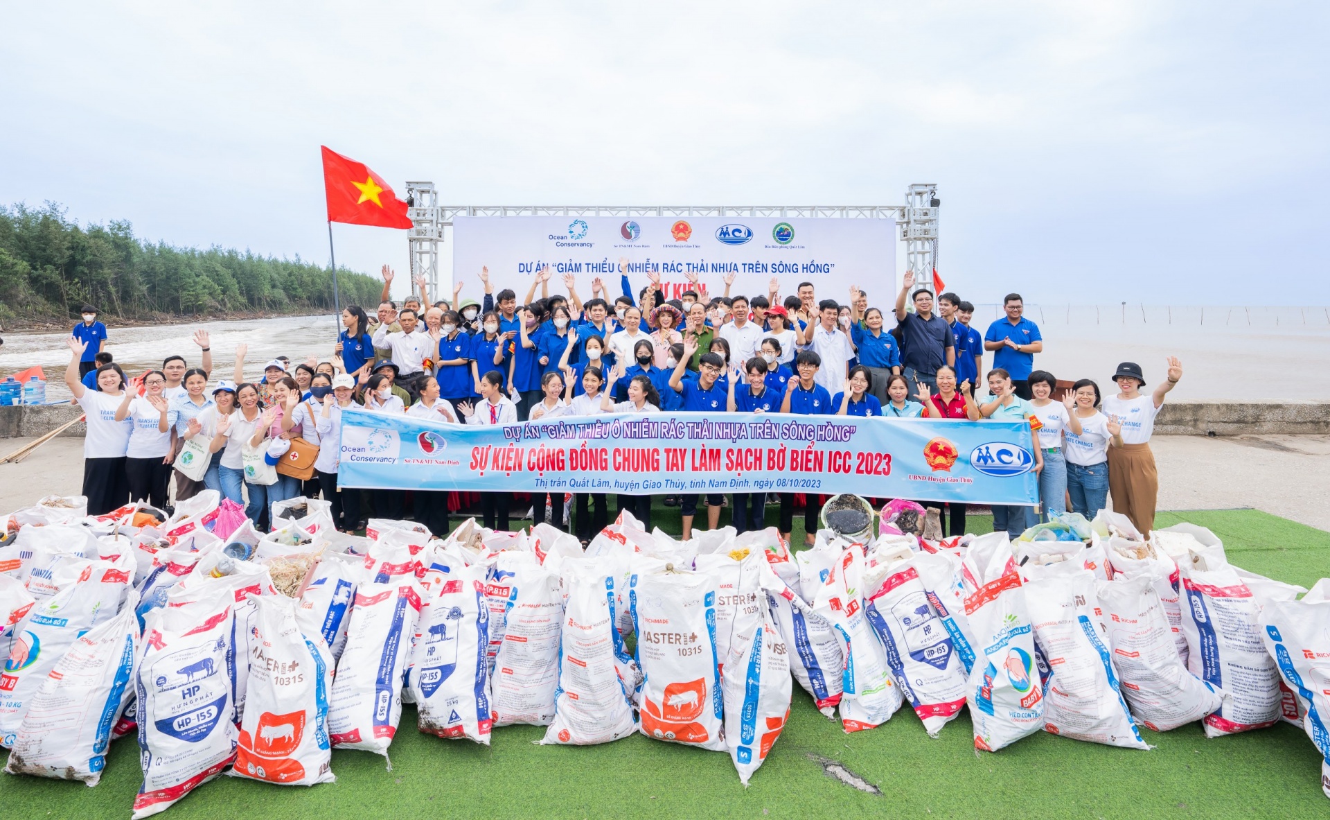 Community coastal clean-up held for Quat Lam town